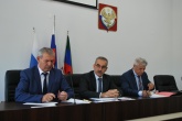 В Сулейман-Стальском районе заместитель председателя Комитета Народного Собрания РД по образованию, науке, культуре, делам молодежи и туризму Гамидулах Магомедов выслушал проблемы школ