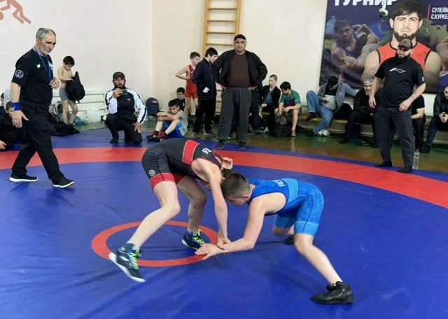 В Сулейман-Стальском районе прошел I Республиканский турнир по вольной борьбе памяти Героя России Султана Сулейманова 