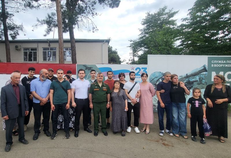 Около 60 новобранцев из Сулейман-Стальского района пополнили ряды Вооруженных сил России