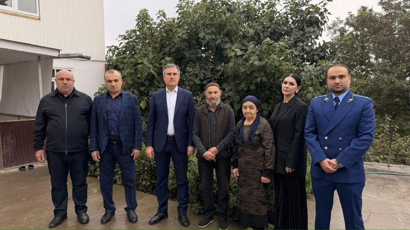 День пожилых людей в Сулейман-Стальском районе отметили визитом к ветеранам труда и родным участников СВО  